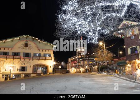 Edifici bavaresi in stile Bauernhaus di notte con luci natalizie nella città di Leavenworth, Washington. Foto Stock