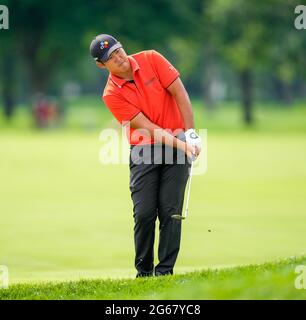 Detroit, Michigan, Stati Uniti. 3 luglio 2021. Byeong Hun An da Seoul, Corea del Sud chip sul 17esimo verde al Rocket Mortgage Classic. Credit: David Donoher/ZUMA Wire/Alamy Live News Foto Stock