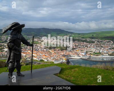 Statua del Re Afonso VI che si affaccia su Angra do Heroismo dal Monte Brasil Foto Stock