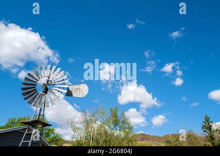 Antico mulino a vento esposto al Bassett Park a Washtucna, Washington, USA Foto Stock