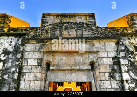 Forte di San Jose el Alto (l'alto), un forte coloniale spagnolo a Campeche, Messico. Foto Stock