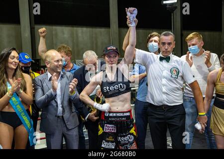 Il belga Delfine Persoon festeggia dopo aver vinto la lotta tra il belga Delfine Persoon e il russo Elena Gradinar, per l'International Boxing OR Foto Stock