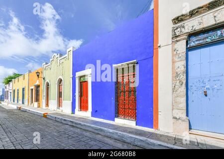 Colori luminosi in case coloniali in una giornata di sole a Campeche, Messico. Foto Stock