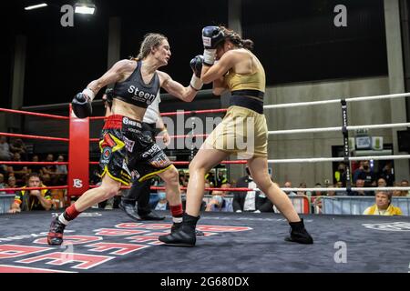 Il belga Delfine Persoon ha ritratto in azione durante la lotta tra il belga Delfine Persoon e il russo Elena Gradinar, per l'International Boxing O. Foto Stock