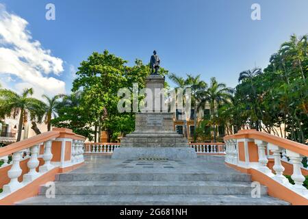 Statua del generale Manuel Cepeda Peraza, governatore dello Yucatan, collocata nel 1896 a Parque Hidalgo a Merida, stato dello Yucatan, Messico. Foto Stock