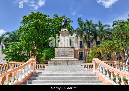 Merida, Messico - 24 maggio 2021: Statua del generale Manuel Cepeda Peraza, governatore dello Yucatan, collocata nel 1896 a Parque Hidalgo a Merida, Stato dello Yucatan, Foto Stock