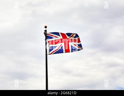 Bandiera britannica che batte sul flagpole Foto Stock