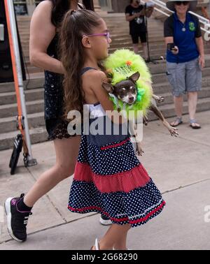 Roswell, New Mexico, Stati Uniti. 03 luglio 2021. Gli esseri umani vestono i loro animali domestici per competere nel concorso di costumi per animali domestici AlienFest durante il festival UFO di Roswell 2021. Sito di un presunto incidente di astronave aliena il 7 luglio 1947, la città di Roswell ha abbracciato le controversie che circondano quel [non]evento e messo su un festival che attrae i teorici della cospirazione, i loro minion e turisti curiosi. Credit: Brian Cahn/ZUMA Wire/Alamy Live News Foto Stock