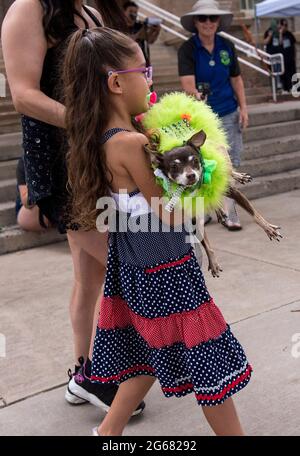 Roswell, New Mexico, Stati Uniti. 03 luglio 2021. Gli esseri umani vestono i loro animali domestici per competere nel concorso di costumi per animali domestici AlienFest durante il festival UFO di Roswell 2021. Sito di un presunto incidente di astronave aliena il 7 luglio 1947, la città di Roswell ha abbracciato le controversie che circondano quel [non]evento e messo su un festival che attrae i teorici della cospirazione, i loro minion e turisti curiosi. Credit: Brian Cahn/ZUMA Wire/Alamy Live News Foto Stock