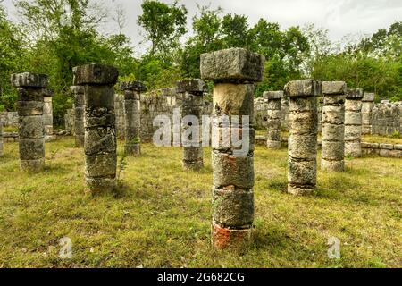 Il mercato a Chichen Itza, un grande edificio colonnato con una spaziosa corte interna, costruito in stile Maya-Tolteco 900-1200 d.C. Foto Stock