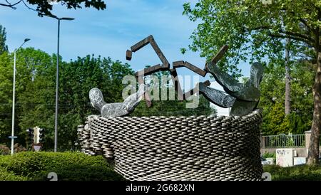 Un grande modello della swastika contro il movimento nazista in Germania Solingen Foto Stock