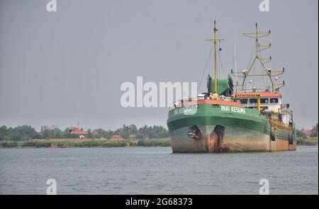 Terengganu, Malesia - 13 settembre 2014: Chiatta grande che trasporta le merci attraverso il fiume nello stato della costa orientale della Malesia. Punti di messa a fuoco selettivi. Sfocatura Foto Stock