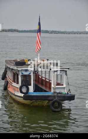 Terengganu, Malesia- 13 settembre 2014: Taxi acqueo ancora in uso per trasportare persone nella costa orientale della Malesia. Punti di messa a fuoco selettivi. Foto Stock