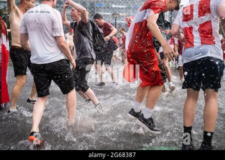 Copenaghen, Danimarca. 03 luglio 2021. I tifosi danesi vestiti di rosso e bianco si impazziscono e festeggiano la semifinale dopo una vittoria del 1-2 contro la Repubblica Ceca durante l'UEFA EURO 2020. (Photo Credit: Gonzales Photo/Alamy Live News Foto Stock