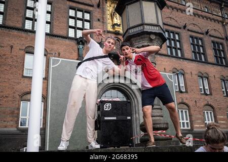 Copenaghen, Danimarca. 03 luglio 2021. I tifosi danesi vestiti di rosso e bianco si impazziscono e festeggiano la semifinale dopo una vittoria del 1-2 contro la Repubblica Ceca durante l'UEFA EURO 2020. (Photo Credit: Gonzales Photo/Alamy Live News Foto Stock