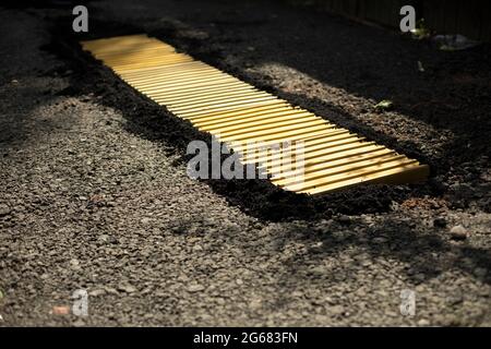 Installazione di una traversata pedonale. Riparazioni su strada. Un attrezzo per la tendina. Limitatore di traffico. Foto Stock