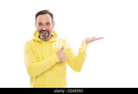 uomo consulente in felpa gialla. adulta ragazzo pubblicità. maschile casual sportivo moda. copia spazio. pollice su Foto Stock