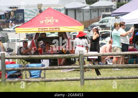 2021 Iroquois Steeplechase a Nashville, Tennessee, Stati Uniti. Gli spettatori sono vestiti per l'evento sociale dell'anno. Foto Stock