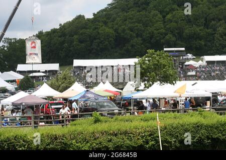 2021 Iroquois Steeplechase a Nashville, Tennessee, Stati Uniti. Gli spettatori sono vestiti per l'evento sociale dell'anno. Foto Stock