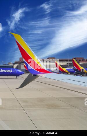 Una colorata ala Southwest Airlines in formazione con altri aerei del Sud-Ovest ai cancelli dell'Aeroporto Internazionale MaCarran di Las Vegas in Nevada Foto Stock