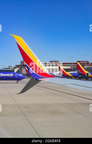 Una colorata ala Southwest Airlines in formazione con altri aerei del Sud-Ovest ai cancelli dell'Aeroporto Internazionale MaCarran di Las Vegas in Nevada Foto Stock