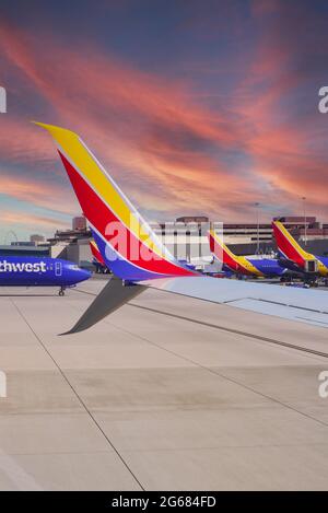 Una colorata ala Southwest Airlines in formazione con altri aerei del Sud-Ovest ai cancelli dell'Aeroporto Internazionale MaCarran di Las Vegas in Nevada Foto Stock