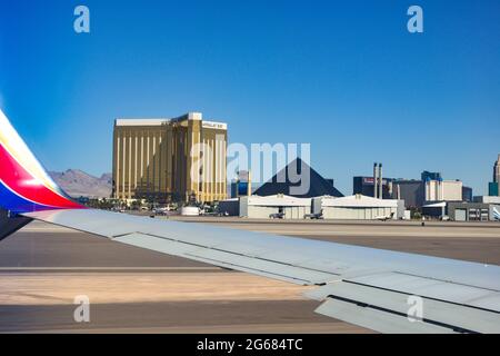 Vista da una finestra posto a sedere nel 780 Max aeroplano di ala e il retro dei casinò sulla Strip all'aeroporto internazionale di Las Vegas MaCarran, LV, NV Foto Stock