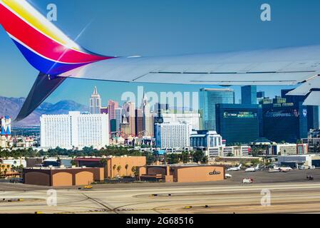 Vista dalla finestra della cabina di un jet 780 Max Southwest Airlines subito dopo il decollo, con una vista dei casinò che costeggiano la Strip al Las Vegas Macar Foto Stock