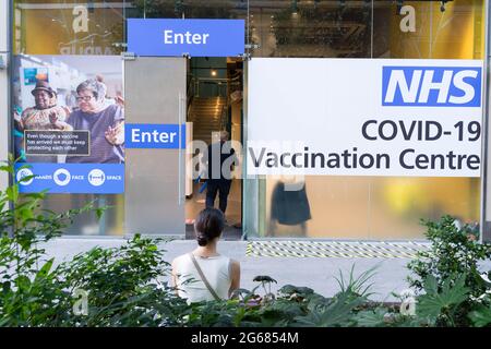 Ingresso al centro di vaccinazione NHS COVID-19 a Stratford, Londra, Inghilterra Foto Stock