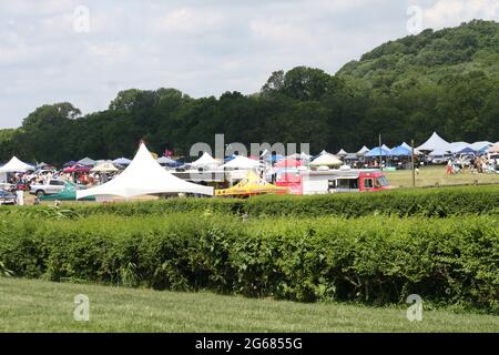 2021 Iroquois Steeplechase a Nashville, Tennessee, Stati Uniti. Gli spettatori sono vestiti per l'evento sociale dell'anno. Foto Stock