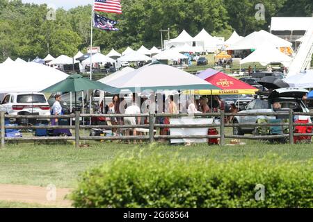 2021 Iroquois Steeplechase a Nashville, Tennessee, Stati Uniti. Gli spettatori sono vestiti per l'evento sociale dell'anno. Foto Stock