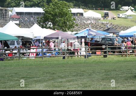 2021 Iroquois Steeplechase a Nashville, Tennessee, Stati Uniti. Gli spettatori sono vestiti per l'evento sociale dell'anno. Foto Stock