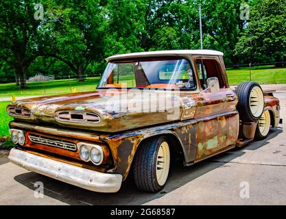 Un 1961 Chevrolet Apache C10 è parcheggiato di fronte a un minimarket, 3 luglio 2021, a Grand Bay, Alabama. Foto Stock