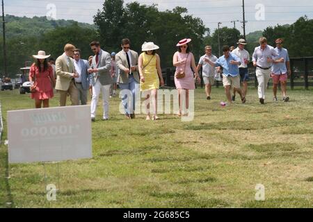 2021 Iroquois Steeplechase a Nashville, Tennessee, Stati Uniti. Gli spettatori sono vestiti per l'evento sociale dell'anno. Foto Stock