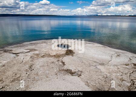 Geyser Big Cone accanto al lago Yellowstone in West Thumb Geyser Basin, Yellowstone, Wyoming, orizzontale Foto Stock