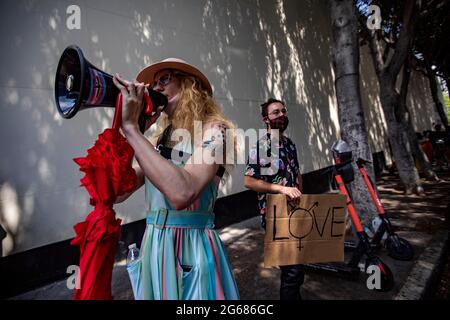 Los Angeles, California, Stati Uniti. 3 luglio 2021. Jamie Penn, co-presidente di Organizer Collective si unisce a manifestanti a sostegno dei diritti transgender, mentre si riuniscono al di fuori della Wi Spa nella zona di Koreatown di Los Angeles a sostegno dell'azienda dopo un video virale lamentato che hanno permesso una donna transgender nella spa. Penn ha detto, ''sto sostenendo un commercio che non dovrebbe essere penalizzato per fare la cosa giusta. Credit: Jill Connelly/ZUMA Wire/Alamy Live News Foto Stock