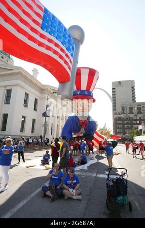 St. Louis, Stati Uniti. 03 luglio 2021. I partecipanti alla parata approfittano dell'ombra offerta dai loro palloncini prima dell'inizio della parata del compleanno dell'America nel centro di St. Louis, sabato 3 luglio 2021. Photo by Bill Greenblatt/UPI Credit: UPI/Alamy Live News Foto Stock