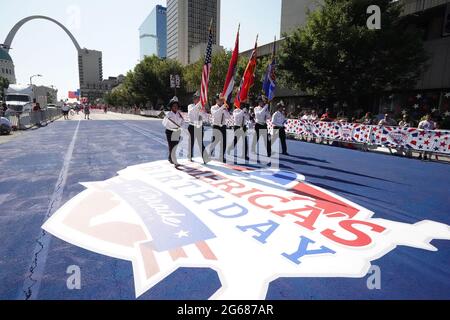 St. Louis, Stati Uniti. 03 luglio 2021. Con il Gateway Arch sullo sfondo, la Guardia d'onore del Dipartimento dei vigili del fuoco di St. Louis inaugura l'America's Birthday Party Parade nel centro di St. Louis sabato 3 luglio 2021. Photo by Bill Greenblatt/UPI Credit: UPI/Alamy Live News Foto Stock