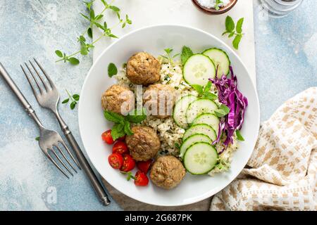 Ciotola sana con polpette e riso cavolfiore Foto Stock