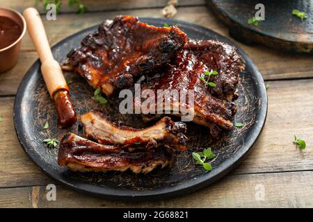 Costolette grigliate con salsa barbecue e contorni Foto Stock