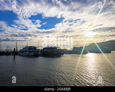Impressionante cirrocumulus al mattino presto prendere al porto turistico di Cairns sull'insenatura Foto Stock