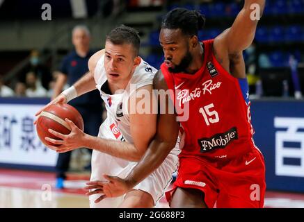 Belgrado. 3 luglio 2021. La Serbia Nemanja Bjelica (L) viena con Timajh Dyquan Parker Rivera di Porto Rico durante la partita semifinale di pallacanestro del torneo olimpico di qualificazione FIBA tra Serbia e Porto Rico a Belgrado, Serbia, il 3 luglio 2021. Credit: Predrag Milosavljevic/Xinhua/Alamy Live News Foto Stock