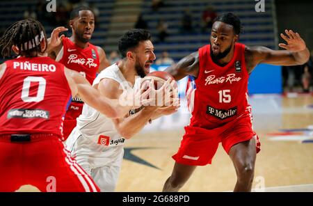 Belgrado. 3 luglio 2021. Vasilije Micic (2° R) in Serbia vies con Timajh Dyquan Parker Rivera di Porto Rico (1° R) e Isaiah Pineiro (1° L) durante la partita semifinale di pallacanestro del torneo olimpico di qualificazione FIBA tra Serbia e Porto Rico a Belgrado, Serbia, il 3 luglio 2021. Credit: Predrag Milosavljevic/Xinhua/Alamy Live News Foto Stock