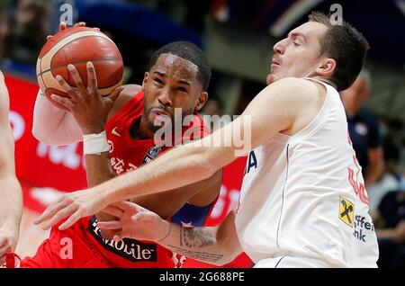 Belgrado. 3 luglio 2021. Gary Browne (L) di Porto Rico viena con Danilo Andjusic della Serbia durante la partita di pallacanestro della FIBA Olympic Qualifying Tournament tra Serbia e Porto Rico a Belgrado, Serbia, il 3 luglio 2021. Credit: Predrag Milosavljevic/Xinhua/Alamy Live News Foto Stock