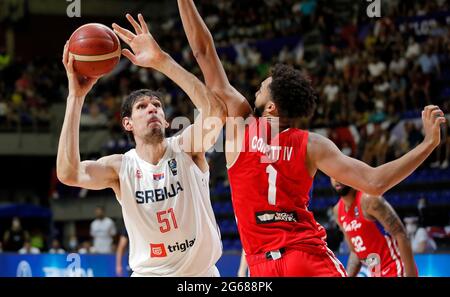 Belgrado. 3 luglio 2021. Il serbo Boban Marjnovic (L) vies con George Conditt di Porto Rico durante la partita di basket semi-finale del torneo olimpico di qualificazione FIBA tra Serbia e Porto Rico a Belgrado, Serbia, il 3 luglio 2021. Credit: Predrag Milosavljevic/Xinhua/Alamy Live News Foto Stock