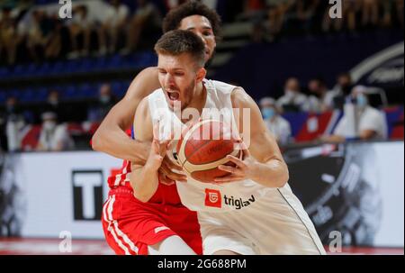 Belgrado. 3 luglio 2021. Filip Petrusev (F) in Serbia vies con George Conditt di Porto Rico durante la partita di basket semi-finale del torneo olimpico di qualificazione FIBA tra Serbia e Porto Rico a Belgrado, Serbia, il 3 luglio 2021. Credit: Predrag Milosavljevic/Xinhua/Alamy Live News Foto Stock