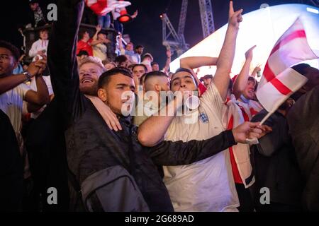 Londra, Regno Unito. 03 luglio 2021. Gli appassionati di calcio celebrano la vittoria della squadra inglese.centinaia di tifosi inglesi si sono riuniti ancora una volta nel centro di Londra per celebrare una vittoria 4:0 sull'Ucraina nella UEFA Euro 2020 che si svolge oggi in Italia. La squadra inglese entrerà ora nella semifinale e si schiererà contro la Danimarca a Wembley la prossima settimana. (Foto di Hesther ng/SOPA Images/Sipa USA) Credit: Sipa USA/Alamy Live News Foto Stock