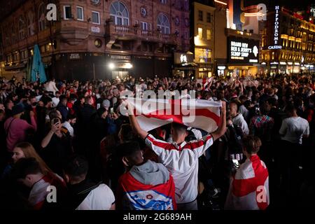 Londra, Regno Unito. 03 luglio 2021. Una folla di tifosi di calcio si riuniscono a Leicester Square per celebrare la vittoria della squadra inglese.centinaia di tifosi di calcio inglesi si sono riuniti ancora una volta nel centro di Londra per celebrare una vittoria in 4:0 sull'Ucraina nella UEFA Euro 2020 che si svolge oggi in Italia. La squadra inglese entrerà ora nella semifinale e si schiererà contro la Danimarca a Wembley la prossima settimana. (Foto di Hesther ng/SOPA Images/Sipa USA) Credit: Sipa USA/Alamy Live News Foto Stock