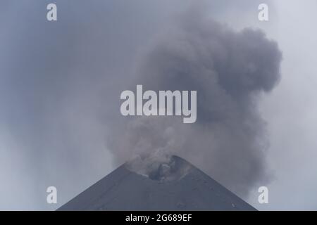 Eruzione dello stretto di Anakkraktau Sunda Indonesia Foto Stock