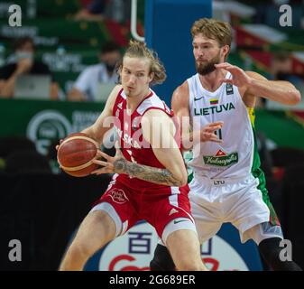 Kaunas, Lituania. 3 luglio 2021. Aleksander Roman Balcerowski (L) della Polonia compete nel torneo olimpico di pallacanestro FIBA, partita semifinale tra Lituania e Polonia a Kaunas, Lituania, 3 luglio 2021. Credit: Alfredas Pliadis/Xinhua/Alamy Live News Foto Stock